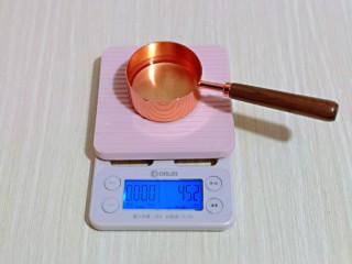 1、香甜松软的喜饼,首先将花生油称重。