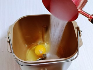 4、香甜松软的喜饼,再加入白砂糖，牛奶。