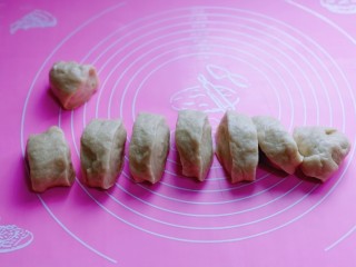 8、香甜松软的喜饼,将发酵好的面团分割8等份，盖上保鲜膜松弛10分钟。