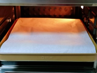 12、香甜松软的喜饼,发酵好的喜饼胚是原来两倍大，盖上一张油纸。