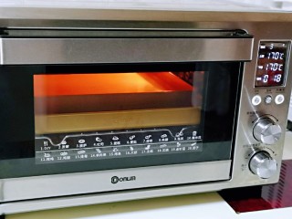 14、香甜松软的喜饼,上下170°烤18-20分钟。(注意观察上色情况）