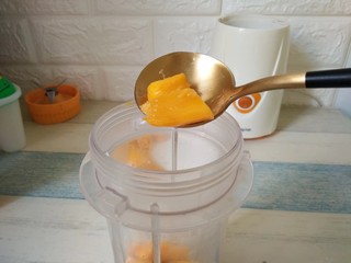 3、芒果酸奶杯,切好的芒果肉放入料理杯中