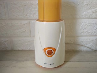 6、芒果酸奶杯,套入机身按开始，搅拌几秒钟的时间即可