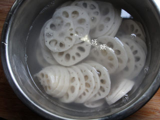 4、酸辣藕片,用清水冲洗干净。