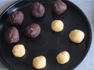 4、红豆月饼,静置面团的时候制作月饼馅，将红豆栗子馅分成30克一份，揉成圆形，静置好的面皮分成20克一份，揉成圆形