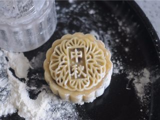 10、红豆月饼,全部做好后摆入烤盘