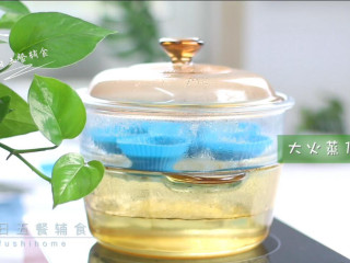 8、蛋黄米糕,这是蒸锅的水也烧开了，大火蒸10分钟，焖2分钟取出来。