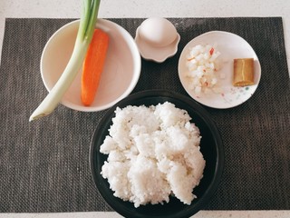 1、咖喱蛋炒饭,食材准备好