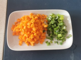 3、咖喱蛋炒饭,胡萝卜切小丁  葱切碎