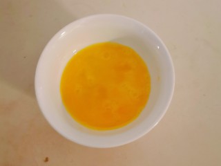 4、咖喱蛋炒饭,鸡蛋敲入碗中 打散