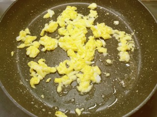 5、咖喱蛋炒饭,起油锅 油热放入鸡蛋液  将鸡蛋炒碎 盛出备用