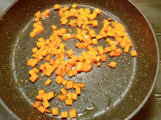 6、咖喱蛋炒饭,锅中底油继续加热 放入胡萝卜丁 翻炒