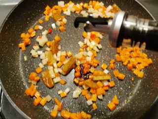 8、咖喱蛋炒饭,炒至咖喱融化  放入生抽