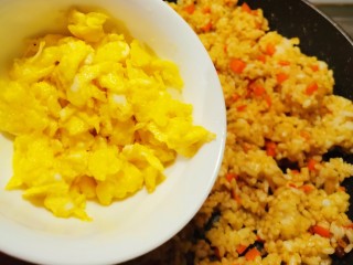 11、咖喱蛋炒饭,放入炒好的鸡蛋 继续翻炒