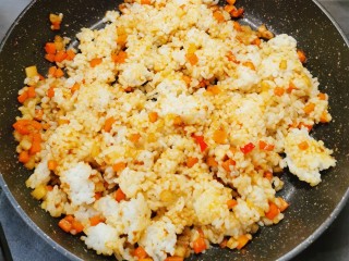 10、咖喱蛋炒饭,边炒边将米饭打散