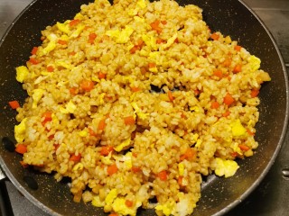 12、咖喱蛋炒饭,翻炒均匀 炒至米粒分开 粒粒分明