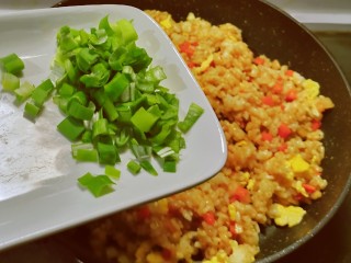 13、咖喱蛋炒饭,放入葱碎增香