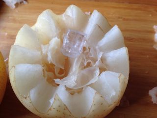 3、微波烤酥梨#甜味#,放入一颗冰糖