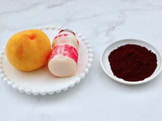 1、黄桃养乐多冰咖啡,首先备齐所有的食材，养乐多提前放冰箱冷藏一下。
