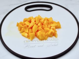 2、黄桃养乐多冰咖啡,黄桃洗净后去皮切成小块。