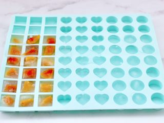 3、黄桃养乐多冰咖啡,把切块的黄桃一半放入冰格里，加入纯净水后放入冰柜里冷冻成冰块。