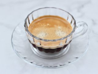 5、黄桃养乐多冰咖啡,萃取好的咖啡晾凉备用。