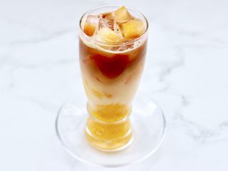 9、黄桃养乐多冰咖啡,最后上面倒入晾凉的咖啡就可以了。