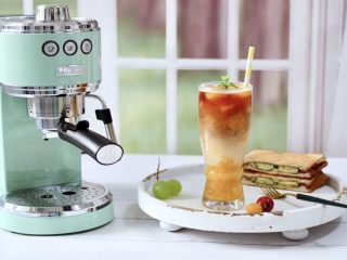 11、黄桃养乐多冰咖啡,天热的时候喝上一杯，提神又冰爽，好喝的不得了。