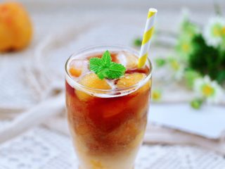 10、黄桃养乐多冰咖啡,点缀个薄荷叶美美哒。