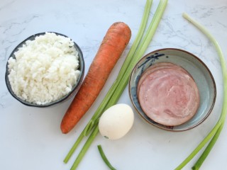 1、火腿蛋炒饭,准备好所需食材