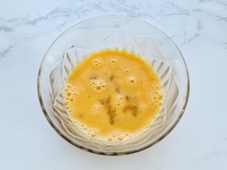 2、火腿蛋炒饭,鸡蛋磕入碗中，滴几滴料酒打散备用