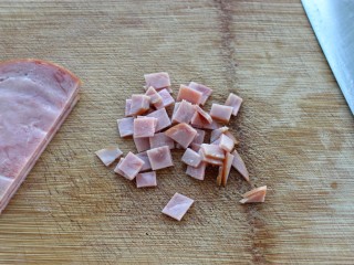 3、火腿蛋炒饭,火腿切小丁