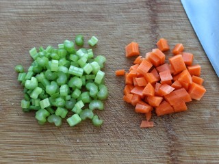 4、火腿蛋炒饭,芹菜和胡萝卜切丁