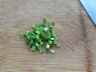 5、火腿蛋炒饭,小葱切葱花备用