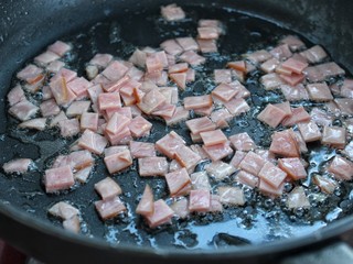 7、火腿蛋炒饭,就锅中底油放入火腿丁炒香