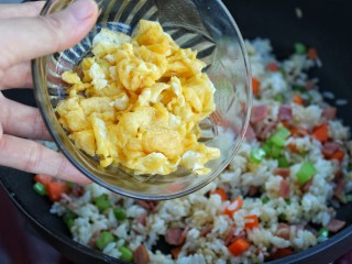 11、火腿蛋炒饭,再放入鸡蛋混合炒匀