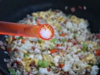 12、火腿蛋炒饭,按口味调入盐