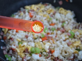 13、火腿蛋炒饭,再放入少许鸡精