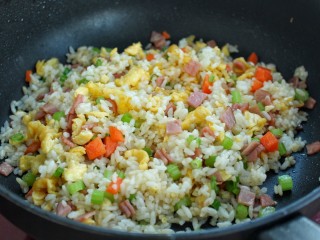 14、火腿蛋炒饭,撒入葱花炒匀关火即可
