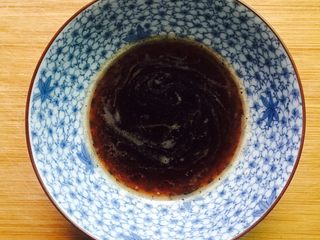 3、桂花红糖年糕,红糖放入碗里加入少许热水调匀