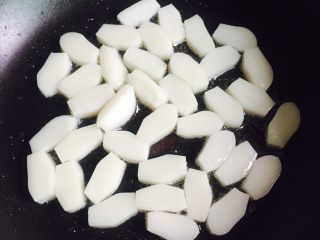 8、桂花红糖年糕,中小火慢煎片刻