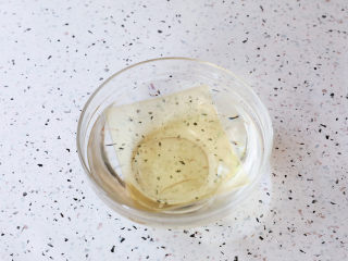 1、抹茶奶冻白玉丸子,吉利丁片提前泡软