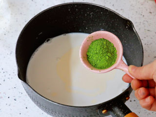 2、抹茶奶冻白玉丸子,奶锅中加入纯牛奶+淡奶油+白糖+抹茶粉