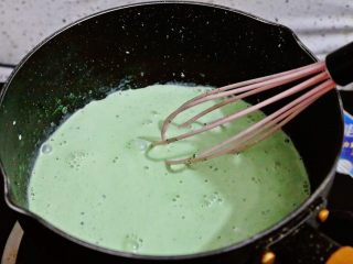 3、抹茶奶冻白玉丸子,小火边加热边搅拌，搅拌至抹茶粉完全融化在奶液中