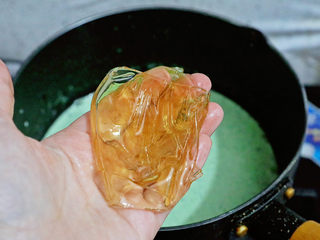 4、抹茶奶冻白玉丸子,加入吉利丁片