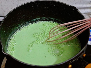 5、抹茶奶冻白玉丸子,继续搅拌至融化