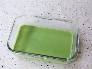 6、抹茶奶冻白玉丸子,过筛一遍，放入冰箱冷藏至凝固