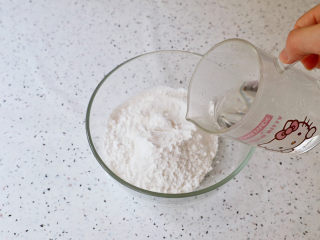 7、抹茶奶冻白玉丸子,将糯米粉倒入容器中，加入温水