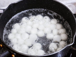 8、抹茶奶冻白玉丸子,锅中注入清水烧开，放入小丸子