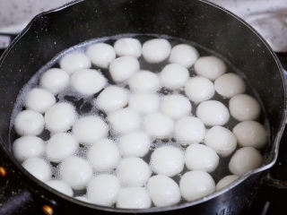 9、抹茶奶冻白玉丸子,煮至小丸子浮在表面